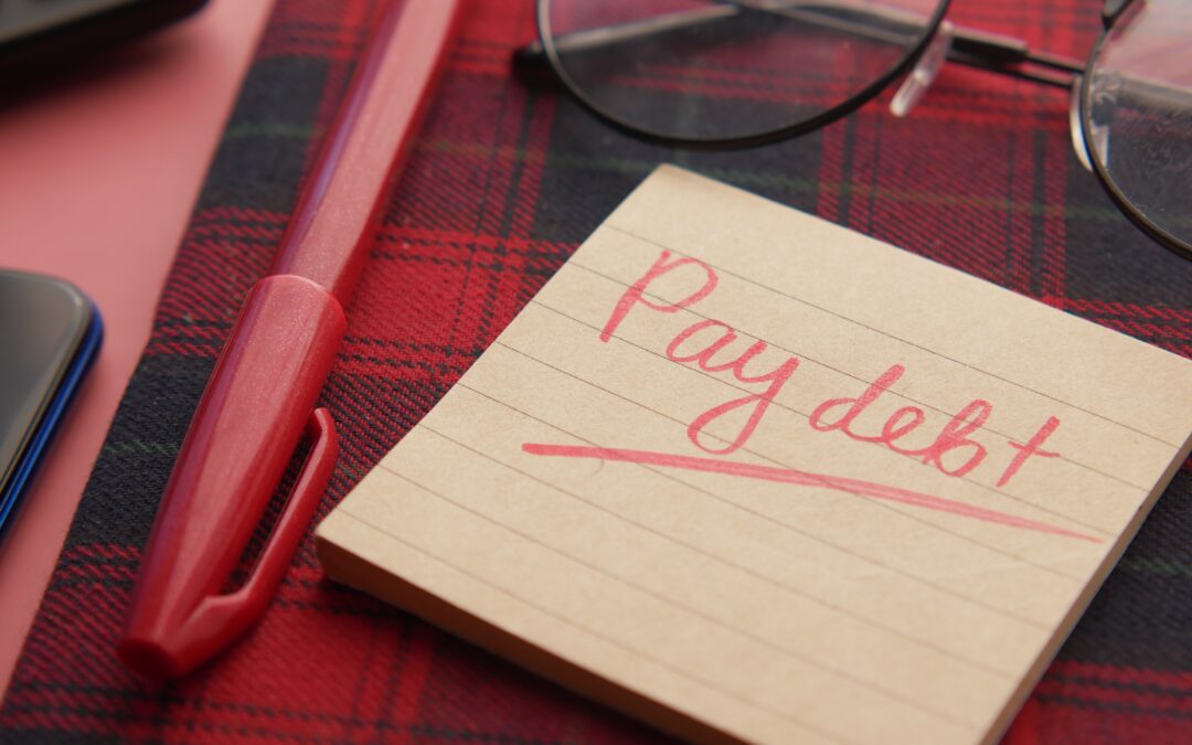 post-it note for 4 ways to pay debt and manage credit